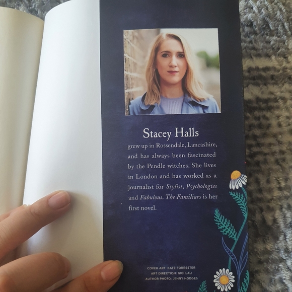The familiars by Stacey Halls - Book - Picture 5 of 5